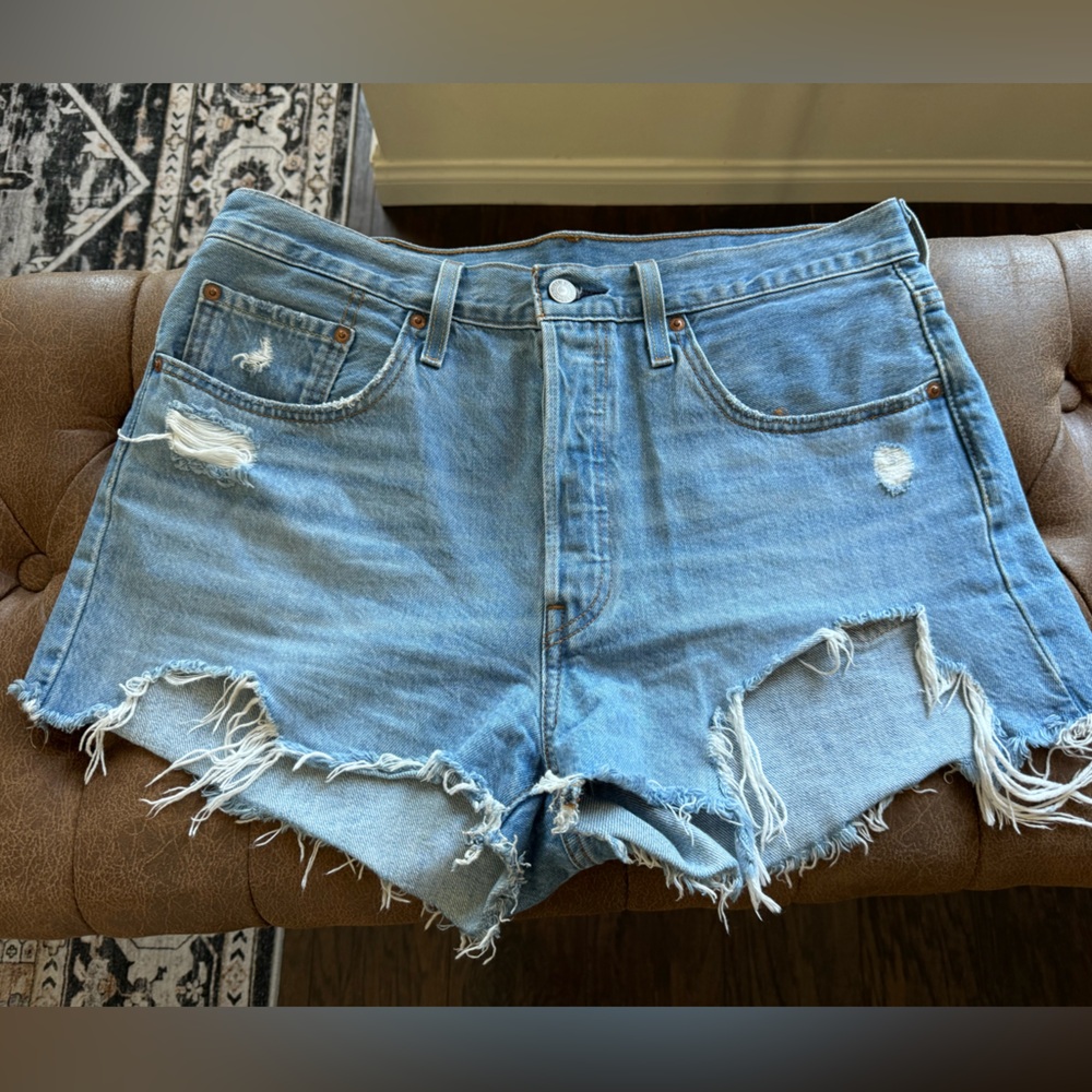 Women’s levi’s 501 distressed jean shorts size 31